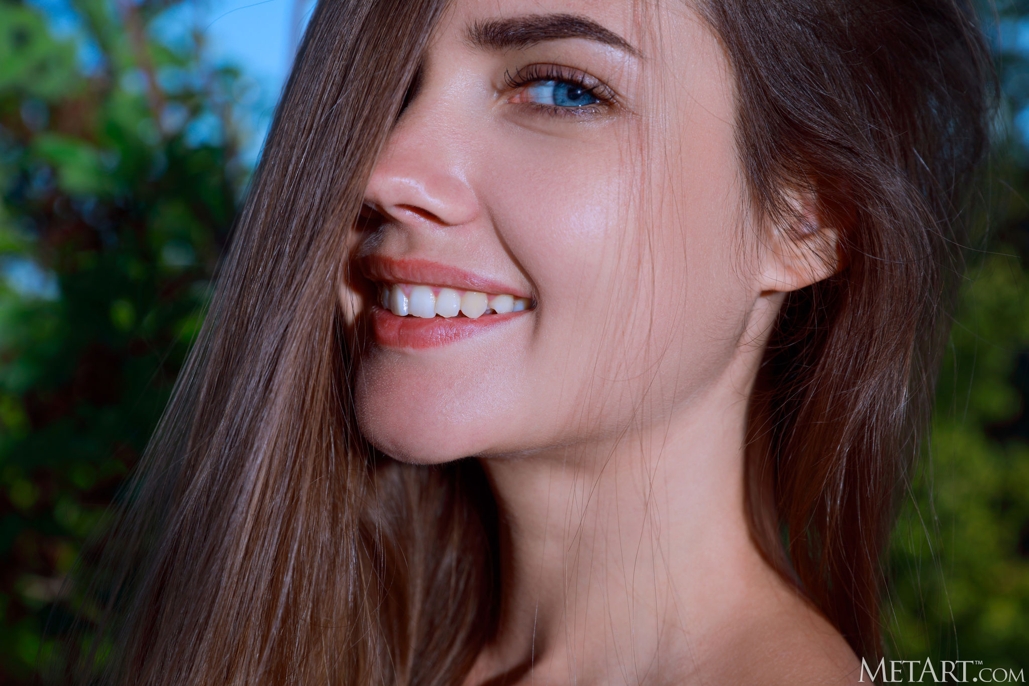 Gal Gadot’s 10-Minute Shoulder Stretches to Improve Posture