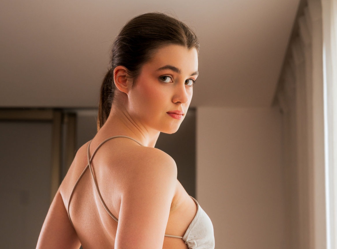 Claudia Mitchell Shares Her Experience, Gives Advice on Vitamin C Serums and Oral Supplements