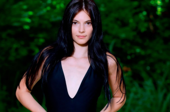 Ava Reed Reviews the Best Hair Growth Products for Women: A Hair Growth Treatment Women Guide